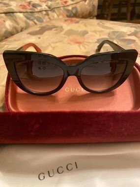 Gucci Black Cat-Eye Sunglasses with Gradient Lenses